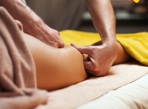 Relaxačné masáže v Drc AURA. Zavrite oči, vnímajte pokoj a nechajte sa unášať energiou.