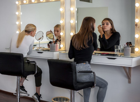 Celodenné kurzy líčenia v KIWI academy - 7 hodín výučby a praxe s profesionálnou lektorkou.