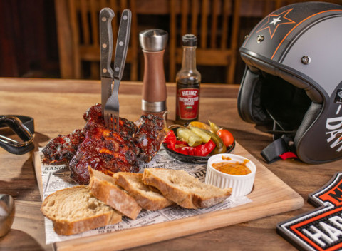 Grilované špeciality + pivo v HARLEY SALOON®. Poďte na poriadne rebrá, krídla či koleno.