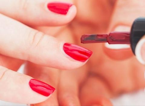 Krásne a zdravé nechty aj s lakovaním. Doprajte vašim rukám starostlivosť, akú si zaslúžia a vyzerajte perfektne.