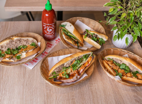 Autentická vietnamská bageta v Bánh mì Huy. Čestvá, chrumkavá a plná znamenitých ingrediencií.