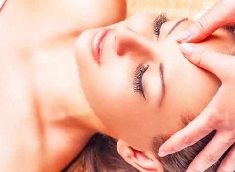 Dajte pleti druhú šancu Omladzujúca očná kúra s masážou a pedikúrou 