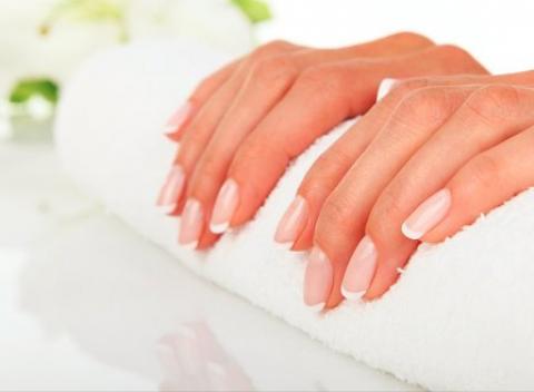 Krásne a upravené ruky Klasická, japonská, wellness manikúra s lakovaním 