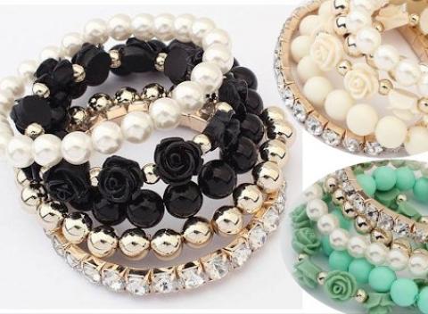 Elegantná aj vo všedný deň Luxusný 5-dielny náramok s ružičkami a perlami 