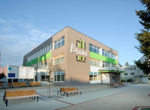 Hotel Branč nájdete priamo v srdci Senice. Ponúka vám ubytovanie v elegantných izbách a reštauráciu Steak house.