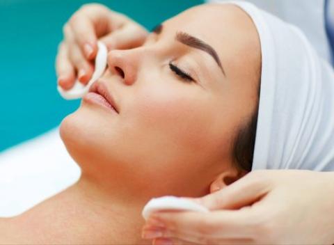 Hĺbkové čistenie pleti Aplikácia zmäkčujúceho gélu na otvorenie pórov