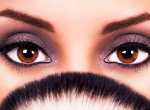 Krásny a zvodný pohľad Predĺženie 3D mihalníc a úprava obočia