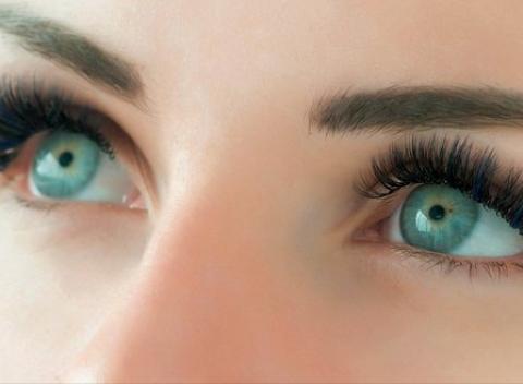 Neodolateľne zvodný pohľad Aplikácia 3D mihalníc, úprava a farbenie obočia   