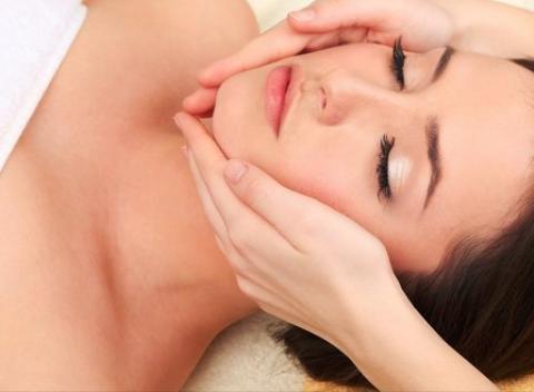 Žiarivá a omladená pleť Kompletné ošetrenie s masážou a úpravou obočia 