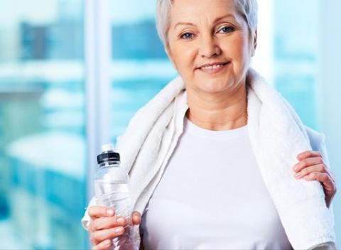 Permanentka na cvičenie v Bratislave pre seniorky. Nemusíte sa obávať, že niečo nezvládnete, všetky cviky sú veľmi jednoduché.