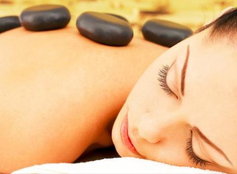 Doprajte si skvelý relax Klasická masáž alebo masáž lávovými kameňmi