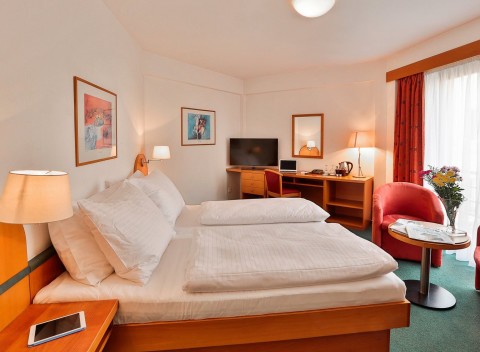 Praha v Deluxe izbe Hotela Troja **** pri zastávke metra s welcome drinkom.