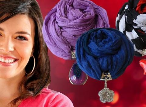 Štýlová šatka s príveskom Pravé osvieženie do fádneho zimného šatníka