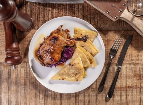 Kačacie stehno s červenou kapustou a lokšami pre jednu osobu v La Boo Restaurant.