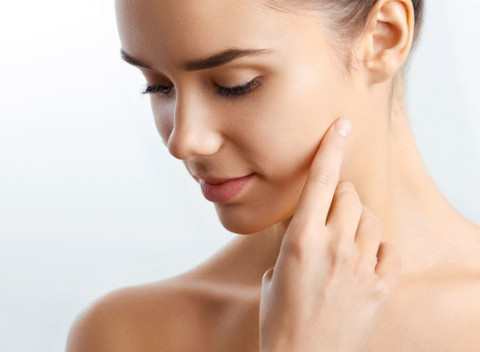 Regeneračné ošetrenie alebo hĺbkové čistenie pleti prírodnou kozmetikou z Mŕtveho mora.