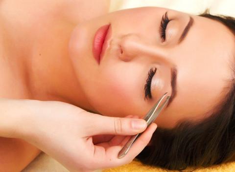 Krásny a zvodný pohľad Elegantne upravené a vyformované obočie