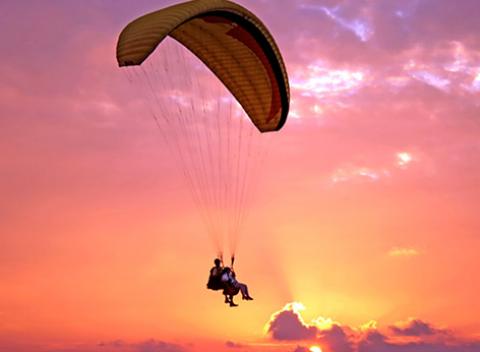 Nezabudnuteľný zážitok Tandemový let v sprievode skúseného pilota 