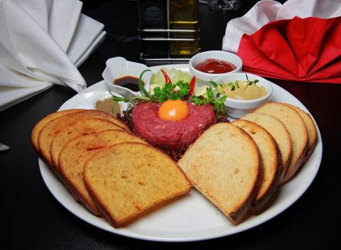 Namixujte si svoj tatarák  Vychutnajte si ho s dvomi veľkými pivami