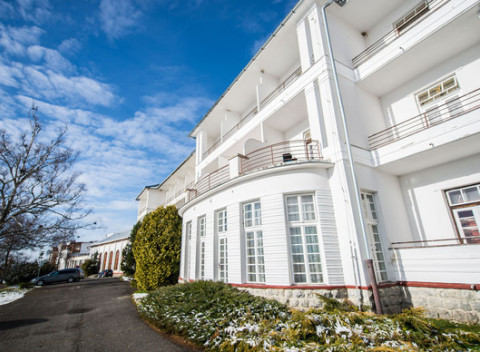 Oddych v známom kúpeľnom Sanatóriu Dr. Guhra s wellness, polpenziou a možnosťou procedúr.