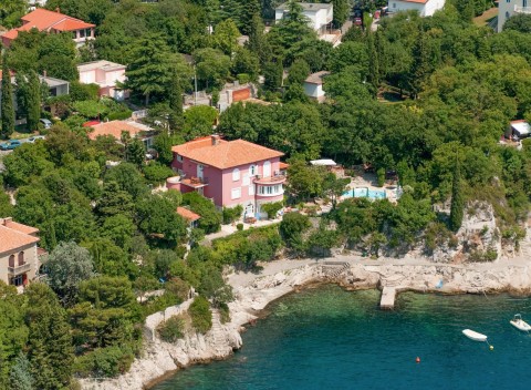 Chorvátsko vo Ville Dora priamo pri pláži v apartmánoch s kuchynkou a bazénom.