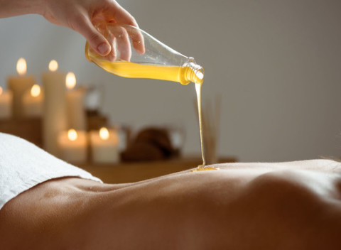 Relaxačná masáž olejmi DoTerra, bankovanie či detoxikačná masáž.