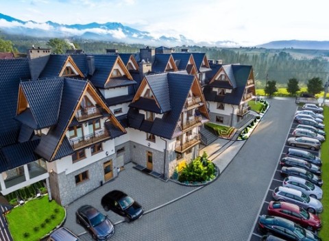 Luxusný hotel Sadelski Dwór**** pri Zakopanom len 20 m od lyžiarskeho svahu.