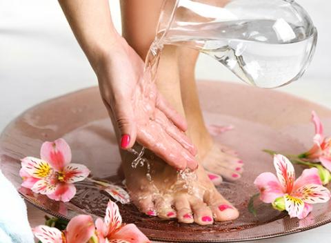 Pohodlie a relax pre nohy Prístrojová či wellness pedikúra s maskou, kúpeľom 