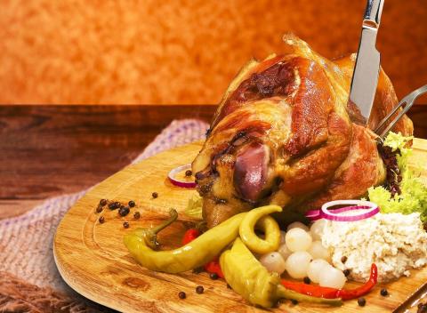 2 kg pečené bravčové koleno Vyberte sa po práci na túto celoslovenskú pochúťku