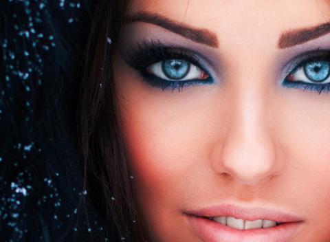 Podmanivý a sexi pohľad Aplikácia 4D mihalníc pre prirodzený vzhľad 