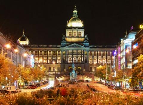 Spoznaj stovežatú Prahu Môžete sa tešiť na bufetové raňajky a fľašu vína