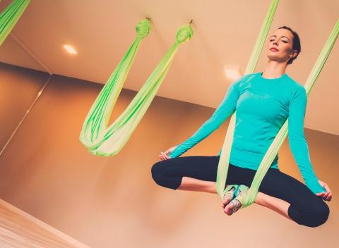 Užasná antigravity jóga Zábavné spojenie rôznych techník cvičenia 