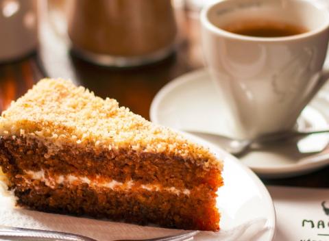 Káva a koláčik v kaviarni Príjemné prostredie v zemitých farbách