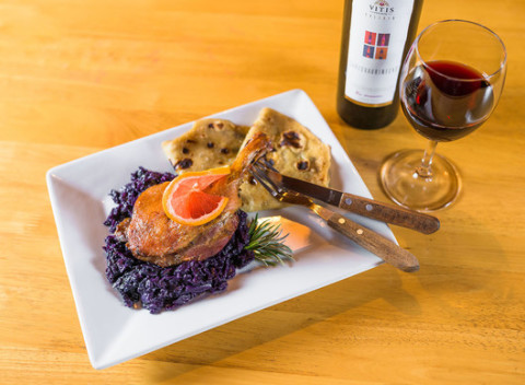 Pečené kačacie stehno s červenou kapustou a lokšami na Salaši Poláček.