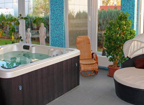 Zimný wellness v Piešťanoch! Zažite aj vy relaxačný víkendový pobyt s polpenziou v svetoznámom kúpeľnom meste Piešťany.