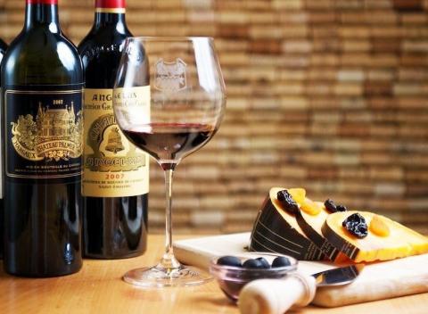 Profesionálna degustácia vín Ochutnajte 8 vzoriek vín so somelierom  