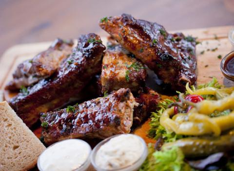 Chrumkavé gurmánske hody Koleno, rebrá či krídelká s prílohou a omáčkami 