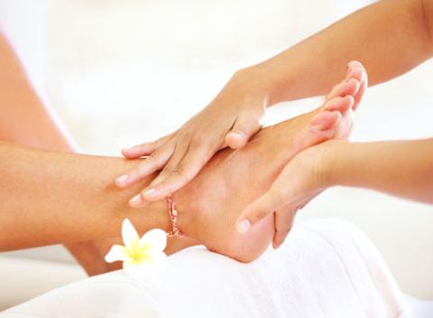 Dokonalá starostlivosť a relax pre vaše nohy. Čínska reflexná alebo thajská masáž chodidiel s kolíkom či mokrá pedikúra s reflexnou masážou.