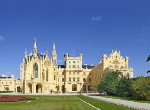 Lednicko-valtický areál, nekončiaca romantika v penzióne U Zámku s chutnými raňajkami a fľašou vína pre oboch.