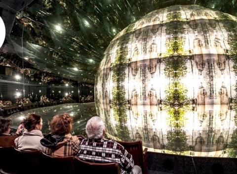 Nevšedný zážitok v Prahe v novom zrkadlovom bludisku, ktoré je doplnené tiež kryštálovým bludiskom a trojrozmerným kaleidoskopickým kinom. 