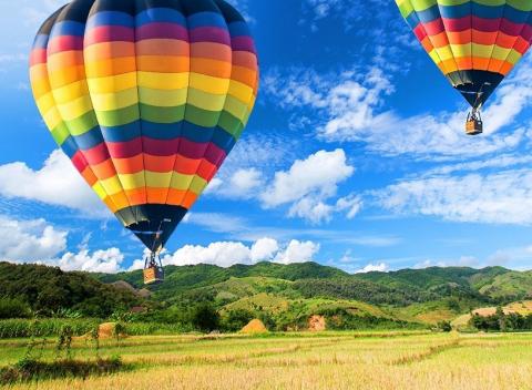 Zážitkový let balónom! Krásny a nezabudnuteľný zážitkový darček pre jedného s vychladeným šampanským vysoko v oblakoch.