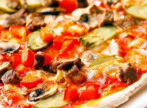 Vyberte si zo 4 druhov pizze a nápoj k tomu máte grátis. V pizzerke black M používajú len tie najkvalitnejšie suroviny.