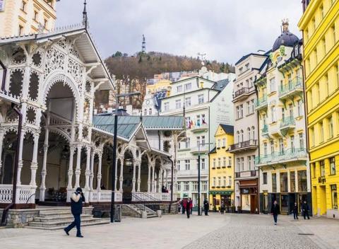 Kúpeľný pobyt v krásnych Karlových Varoch. Wellness dovolenka s poukazom do kúpeľov alebo exkurziou do múzea či sklárni.