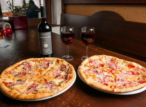 Skvelá pizza podľa vlastného výberu. Reštaurácia s príjemnou atmosférou vám okrem skvelého jedla ponúka aj prekrásny výhľad na hrad Devín. 