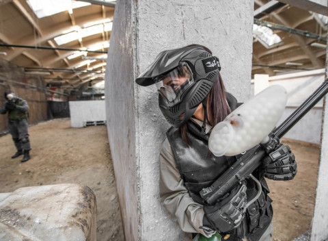 Paintball v aréne podľa mapy Fy_snow z Counter-Strike -  zábavna a adrenalínova výzva pre hráčou.