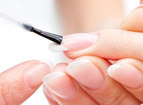 Krásne nechty, japonská alebo klasická manikúra a parafínový kúpeľ. Decentná manikúra podporujúca prirodzený vzhľad alebo výrazne nechty.