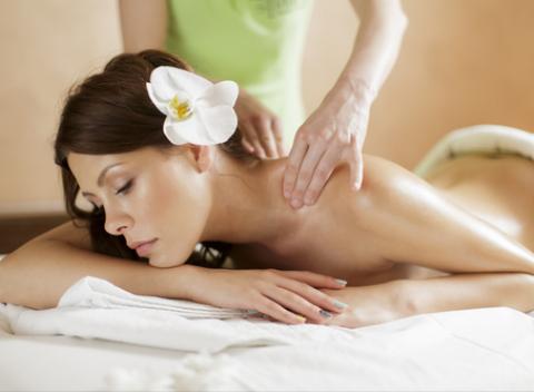 Klasická hodinová masáž chrbta a šije alebo darčeková poukážka na 5 masáží. Ideálny prostriedok, ako sa vysporiadať s problémami.