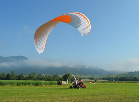 Tandemový motorový paragliding pri Bratislave s videozáznamom v cene.