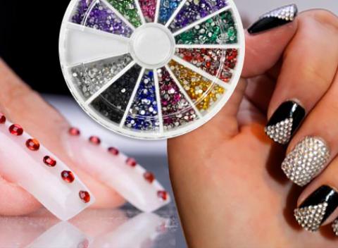 Urobte si z vlastných nechtov šperk! Farebné lesklé zdobiace kamienky v 12-tich farbách dodajú šmrnc a originalitu vašim nechtom.