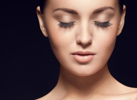 Dopomôžte si k vysnenému glamour looku! Ľahučké a páperovo jemné riasy pre vzhľad plný objemu spolu   s úpravou bočia zdarma.