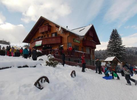 Zimný rodinný raj v penzióne Dinda. Pobyt pre dve osoby v Ľubovnianskych Kúpeľoch s polpenziou a ubytovaním priamo pod lyžiarskym svahom.  